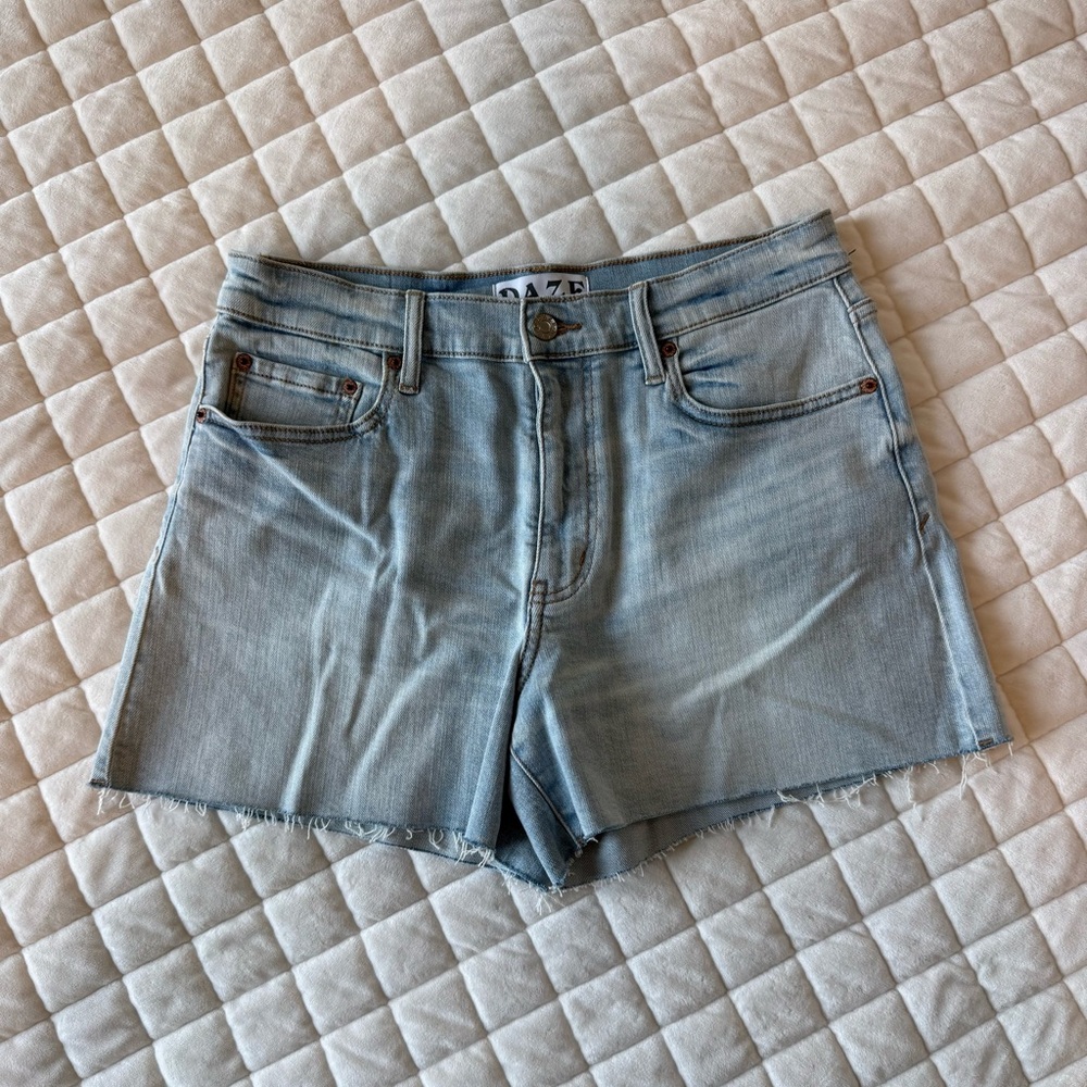Daze Women’s Sedona Mid Rise Denim Shorts Light Wash Cutoffs